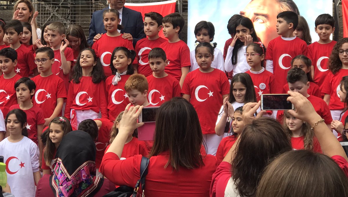 Devirden şikayet oldukça kadimdir. Eski Mısır metinlerinde buna dair bulgular var. Hatta bir çocuk doğduğunda yaşayacağı sıkıntılar için bu doğuma üzülerek ağlayanları bile tarih yazmıştır.
#zkusağı değil #TürkAsrı