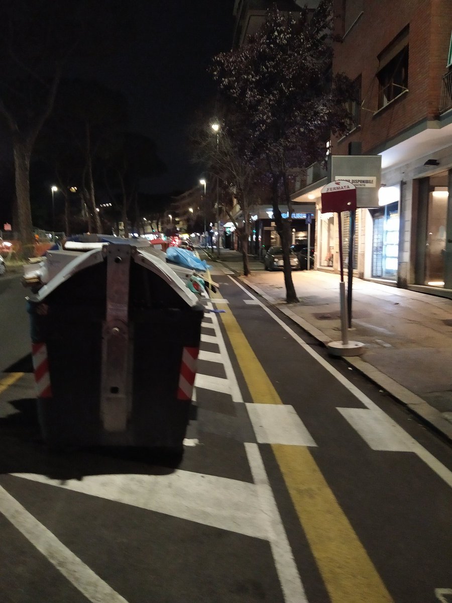 Antonioranalli's tweet photo. @InfoAtac @InfoAtac2 @romamobilita Lavori in corso a #viagregoriovii Viene spostata la fermata #atac Ma messa davanti ai bidoni e con il buio è un po' paradossale... @MercurioPsi @diarioromano @Franz6081 @ATtACcatiAlBus @PendolariRMNord @romalidoinfo @EnricoStefano @RTN_24 https://t.co/a2B7ehAUSa