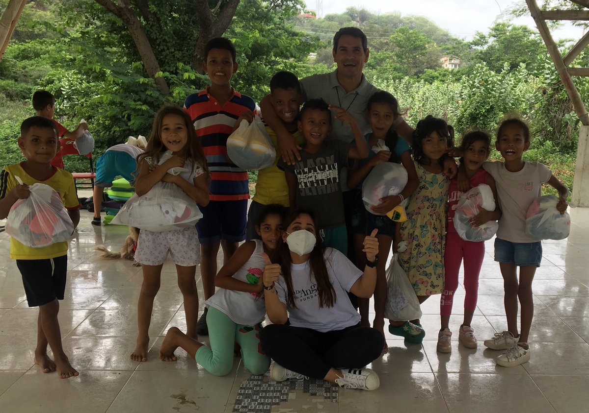 jimena_abril13's tweet photo. Gracias a todos los que nos apoyan! Las 13 almitas buenas de nuestro #centrodetareas recibieron hoy ropa y zapatos del @MinDeporteCol Seguiremos apoyando a los niños para construir una sociedad mejor! @fdinodeangelis https://t.co/2bOcIthYvH
