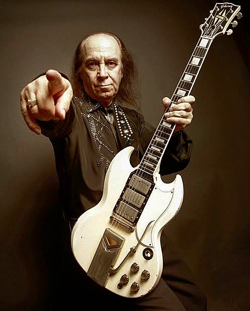 Rock müziğin önemli isimlerinden olan Erkin Koray, hala müziği ve sözleriyle ilham vermeye devam ediyor. İyi ki doğdun, nice yaşlarına Erkin Koray, kutlu olsun. 🙏🏻🤘🏻