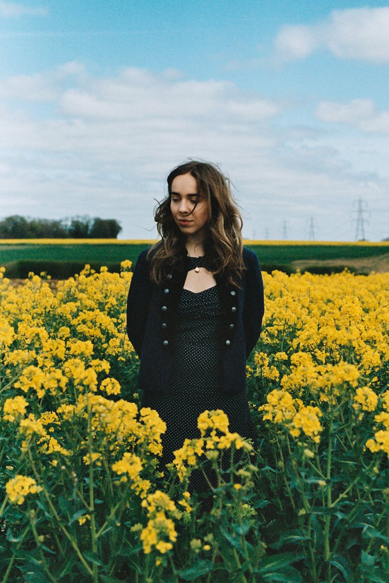 Fusing Parisian flair with alternative indie sounds, <a href="/olivefeather/">Olive Featherstone</a> creates a dreamy and atmospheric sound on her debut ‘Opium Requiem’ noctismag.com/music/olive-fe…
🖊️ @beany254