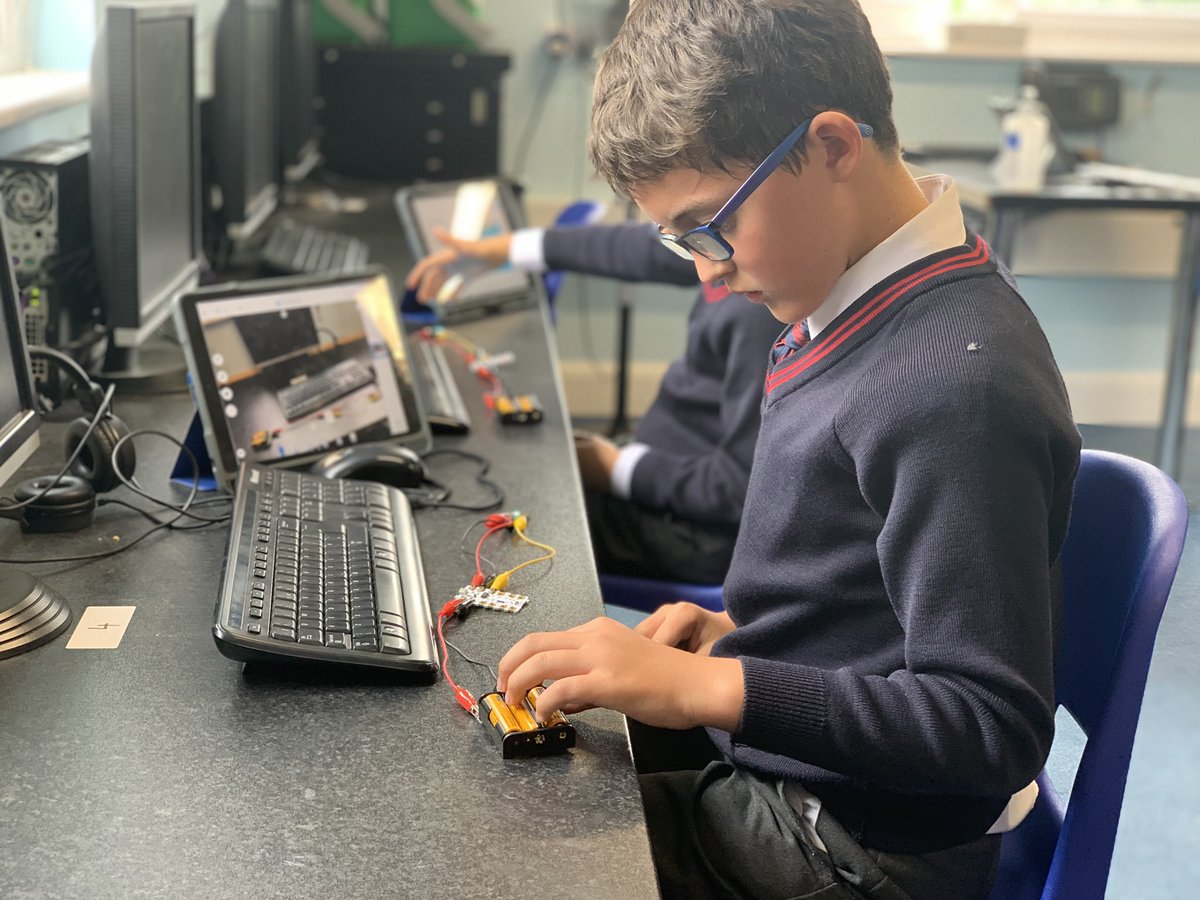 HawthornsDL's tweet image. Year 5 are exploring ‘selection’ in physical computing this week, using Crumble microcontrollers to control LEDs and a variety of other components @HawthornsSchool @HawthornsMS @RedfernElec #crumblecontroller #physicalcomputing #circuits