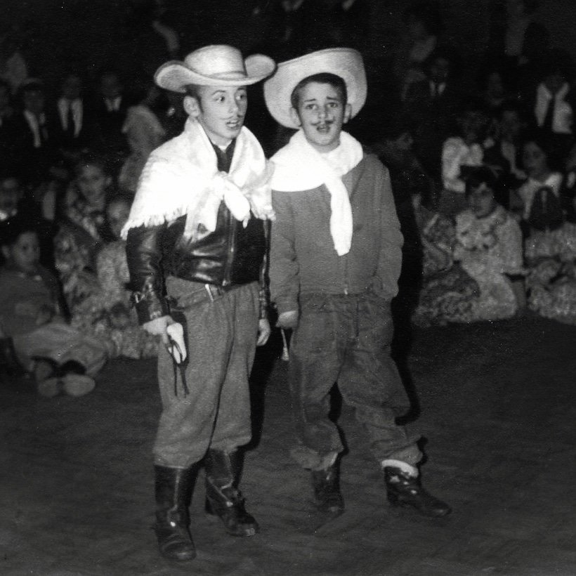 Não tem como passar o dia de hoje sem postar essa foto, não é? Afinal, foi numa Festa de São João que fizemos nossa primeira apresentação pública como dupla. Tínhamos só 7 e 6 anos de idade e foi no Instituto de Educação Assis Brasil, a escola em que a gente estudava, em Pelotas.