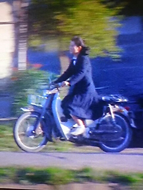 アニメ #スーパーカブ 映画「青い山脈」1963年版のヒロイン カブに乗る