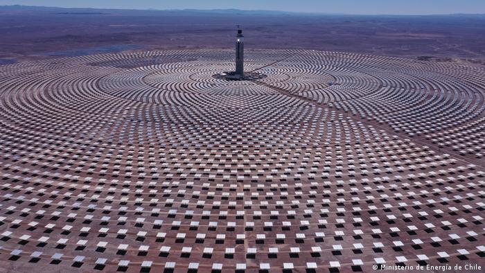 dw_espanol's tweet photo. Una nueva instalación de energía solar en #Chile muestra los esfuerzos en el desarrollo e implementación de las energías #renovables en América Latina y El Caribe. La región busca llegar a un 70% de participación de energía renovable para el año 2030
https://t.co/6QvOHrB3Ra (jag) https://t.co/6nJV40vHGy