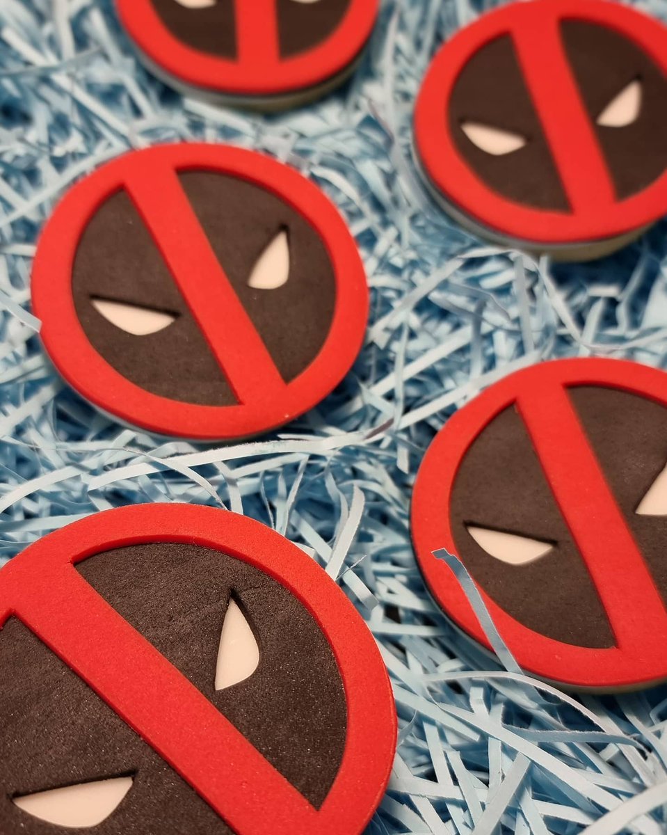 amazingcookieco's tweet image. Superhero landing!! He's doing a Superhero landing! 
A new and improved 8 inch Deadpool is here! I thought about doing unicorns instead of logos but decided against it in the end 🦄❤🖤
.
.
#Deadpool #Marvel #animation #SmallBusiness #etsy #HandmadeHour