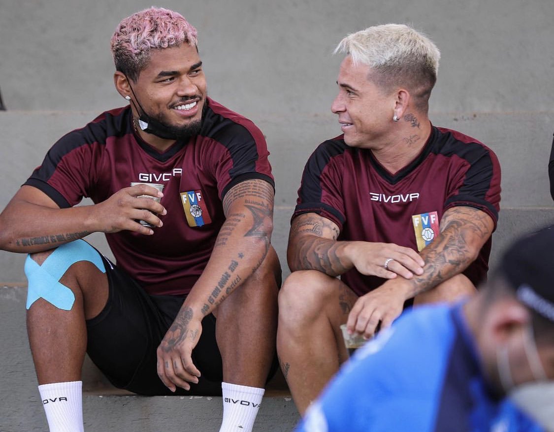 3TIEMPO's tweet image. QUE FOTO😍👏⚽🔝

Josef y Soteldo juntos🇻🇪🔥

¿Los alinearías de titular en el partido crucial ante Perú?👀

RT🔃: Sí
Like❤: No