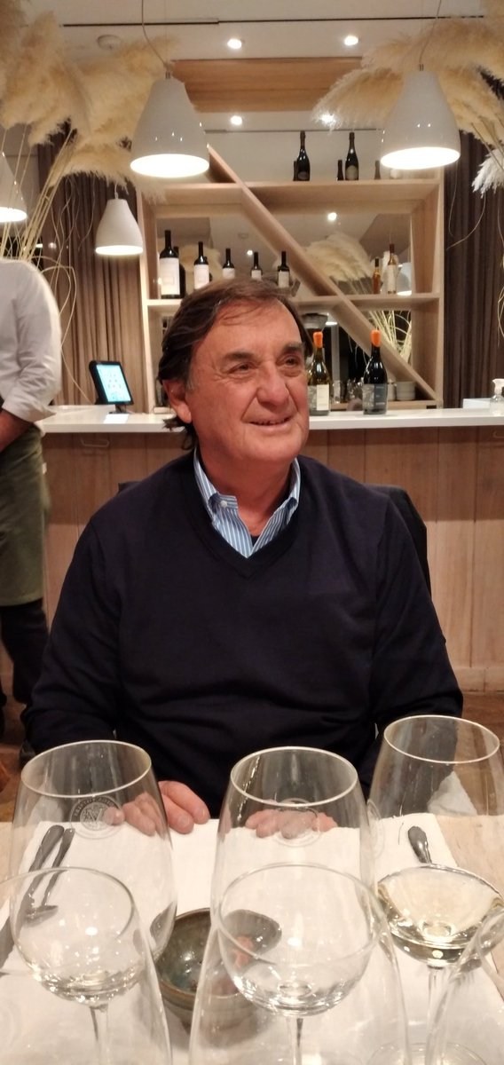 Carlos Pulenta en el restorán de <a href="/BodegaVistalba/">Bodega Vistalba</a> en una noche de degustación contándonos que ha sido designado miembro de la Orden del Imperio Británico