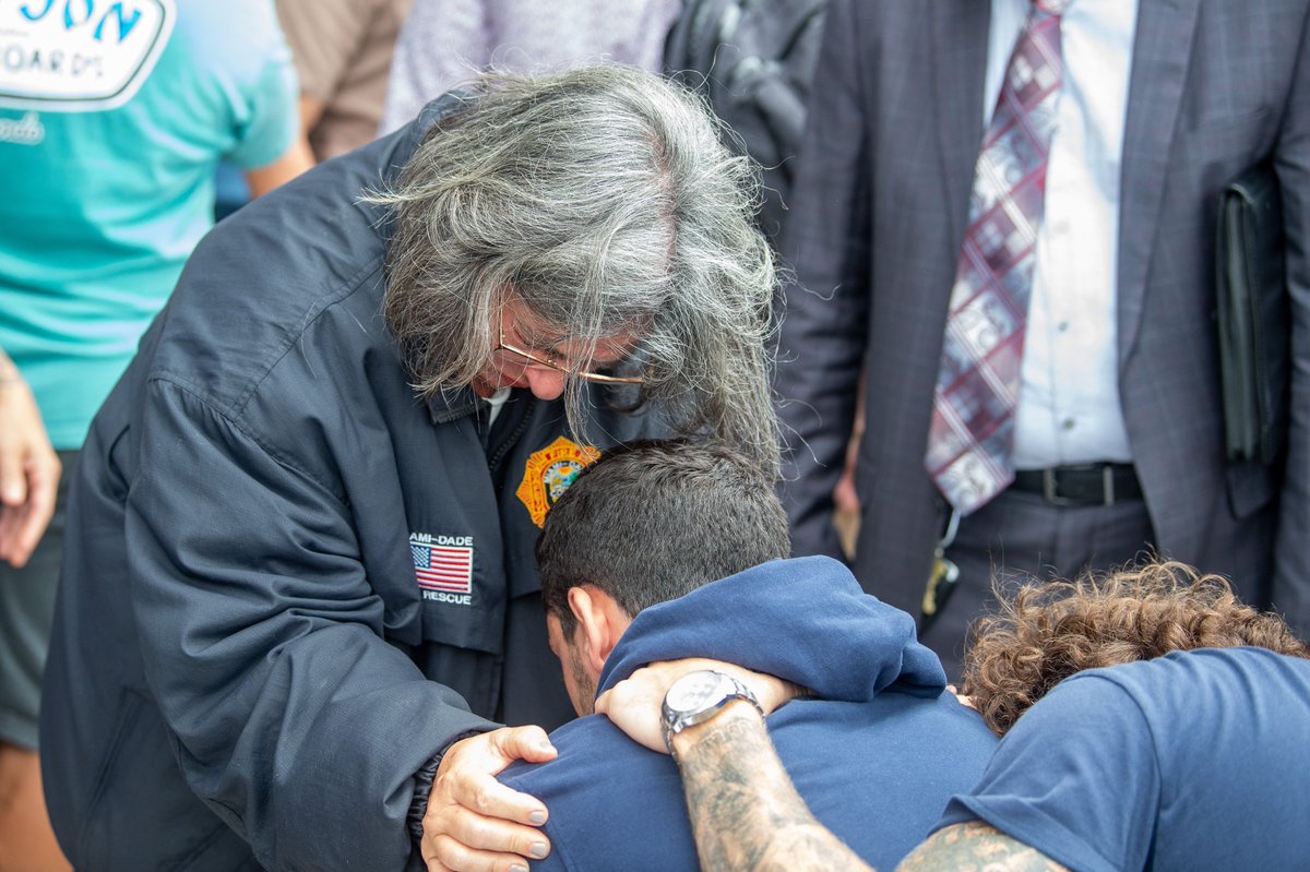 mannyorozcoo's tweet photo. .@MayorDaniella consoles two young people my age still waiting to find their loved ones. She’s asking them and all families to please have hope. https://t.co/K1R1gxxbeS
