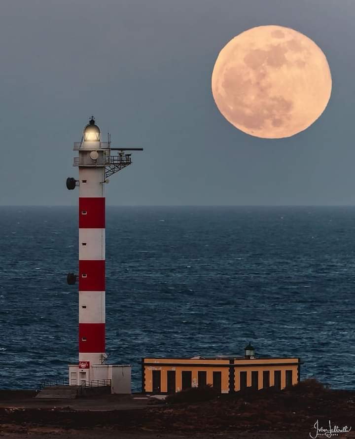 Hoy, El Faro de Punta Abona, Arico, será mimado por la última superluna del año que iluminará esta noche nuestros cielos. Esta gran luna llena, llamada 'Luna de fresa' ¡Esta noche toca mirar al cielo y tener confianza en el futuro! Tenerife💕 📷 Ivan_laltrelli_photography