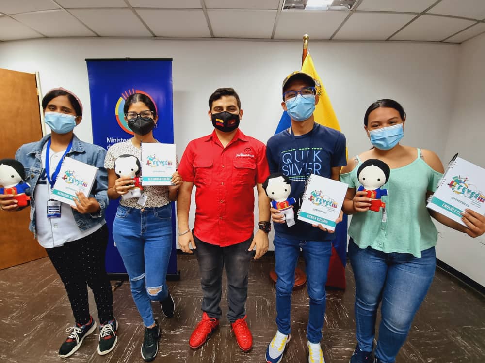 mineducacion_ve's tweet photo. #EnFotos | En el marco de la instalación del Congreso de la @FEVEEM, hoy desde la sede del @MPPEDUCACION se llevó a cabo la entrega de kits de bienvenida a los delegados y delegas. @NicolasMaduro @eduardopiate2 @JorgePerezVZLA @Nancyor7 #Carabobo200AñosDeLibertad https://t.co/Kkv9afqirM