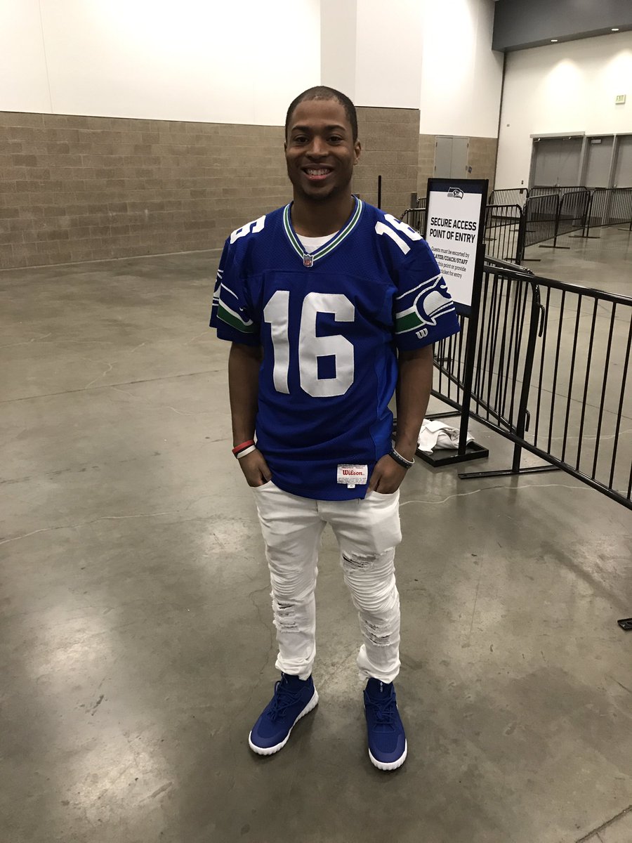 IESeahawks's tweet image. Now that NFL teams can have an alternate helmet, who says no to bringing back the best throwback in the league?