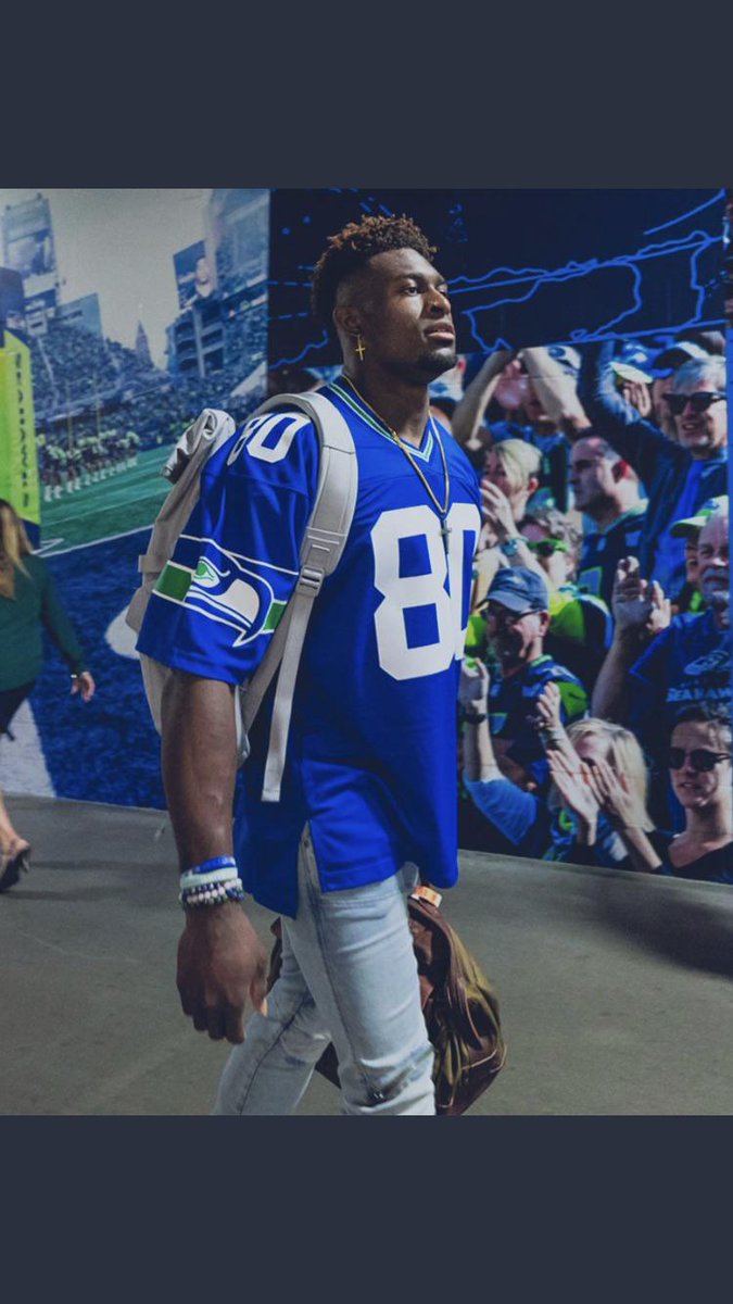 IESeahawks's tweet image. Now that NFL teams can have an alternate helmet, who says no to bringing back the best throwback in the league?