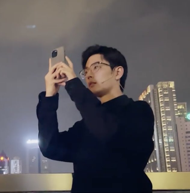 BjyxObsessed's tweet photo. We have not given enough attention to the glimpses of Xiao Zhan in glasses that we got this week 🔥🥵
Noticed when he was taking selfies, he took them OFF… which is SACRILEGE — Honey, leave them. Whoever you’re sending those pics to definitely appreciates your hot nerd look 😄🔥 https://t.co/TLKeKs5VWd