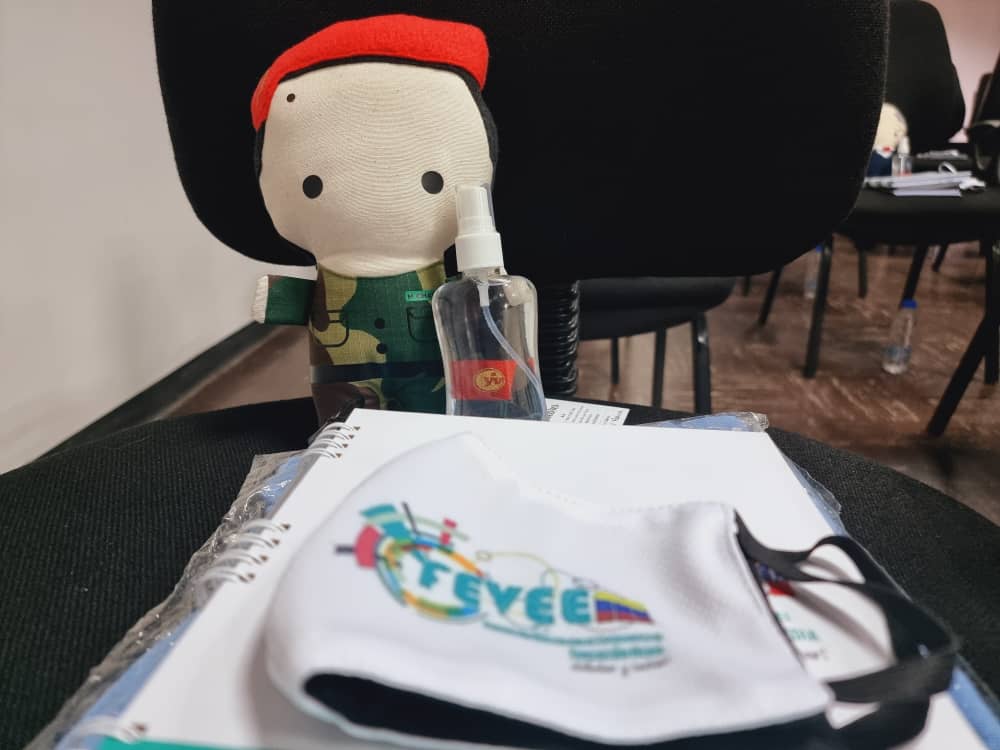 mineducacion_ve's tweet photo. #EnFotos | En el marco de la instalación del Congreso de la @FEVEEM, hoy desde la sede del @MPPEDUCACION se llevó a cabo la entrega de kits de bienvenida a los delegados y delegas. @NicolasMaduro @eduardopiate2 @JorgePerezVZLA @Nancyor7 #Carabobo200AñosDeLibertad https://t.co/Kkv9afqirM