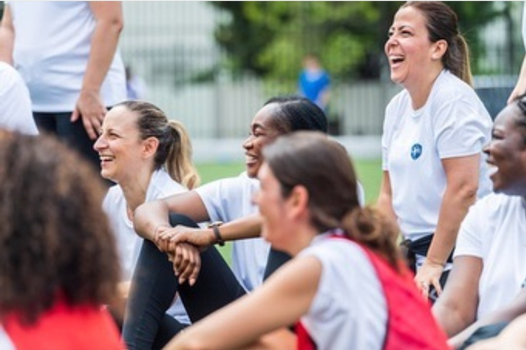 LPIFF75's tweet photo. 📸 [FÉMININES] Le football féminin était tout particulièrement mis à l'honneur par le @LSC_Levallois qui avait convié soixante-dix femmes et filles, désirant découvrir ce sport si fédérateur, à prendre part ensemble à une immense fête au stade Didier Drogba [...] https://t.co/BC01CGjgLy