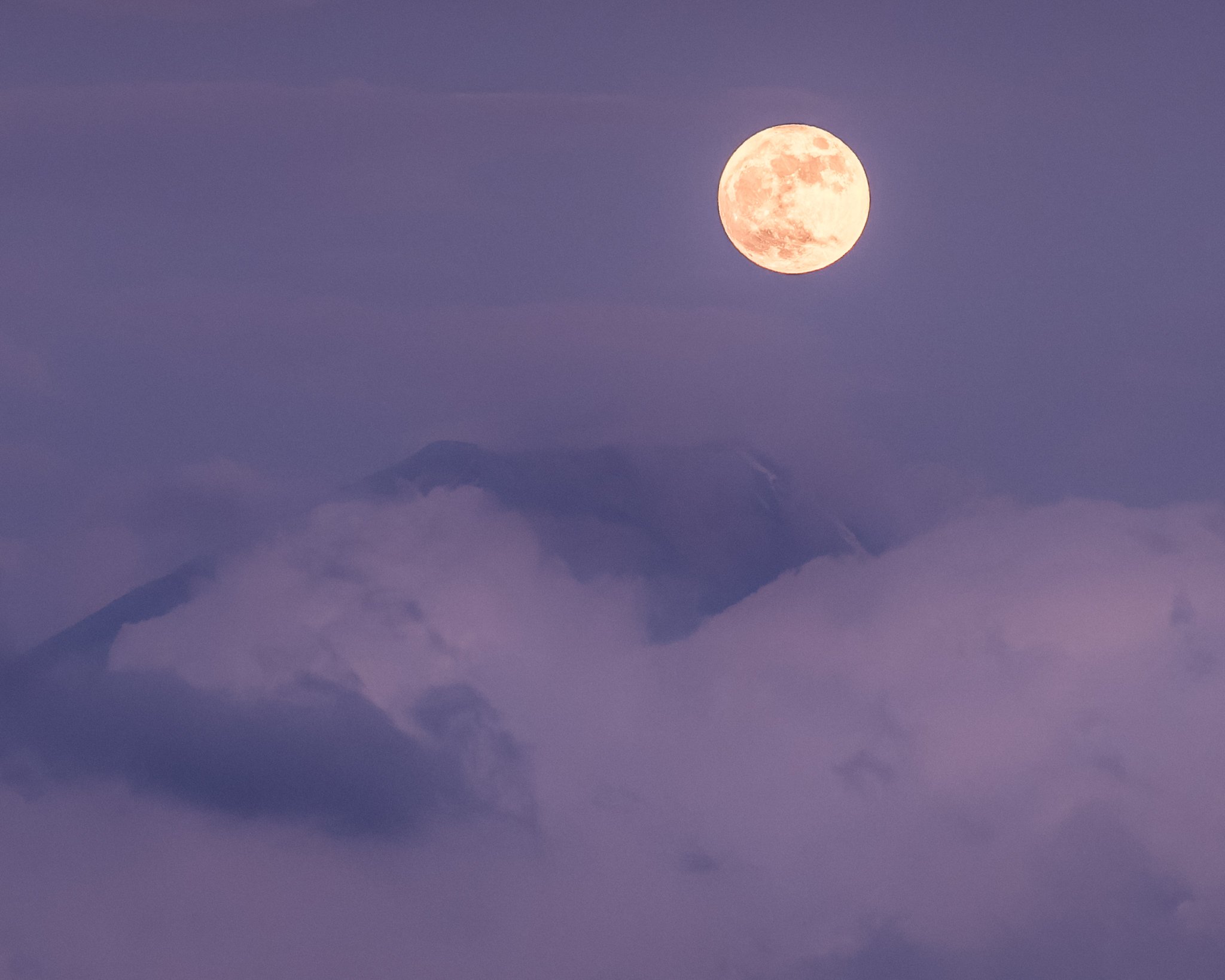 Kazuyuki Matsui 6 24 昨夕富士 ストロベリームーン 大気不安定で富士山の前を雲が塞ぐ状態が続きました 夕焼けの中 月が昇った所でやっと富士山登場 約1分で再び雲の中へ なんとかストロベリームーンとのコラボを撮影出来ました 21 6 24 富士