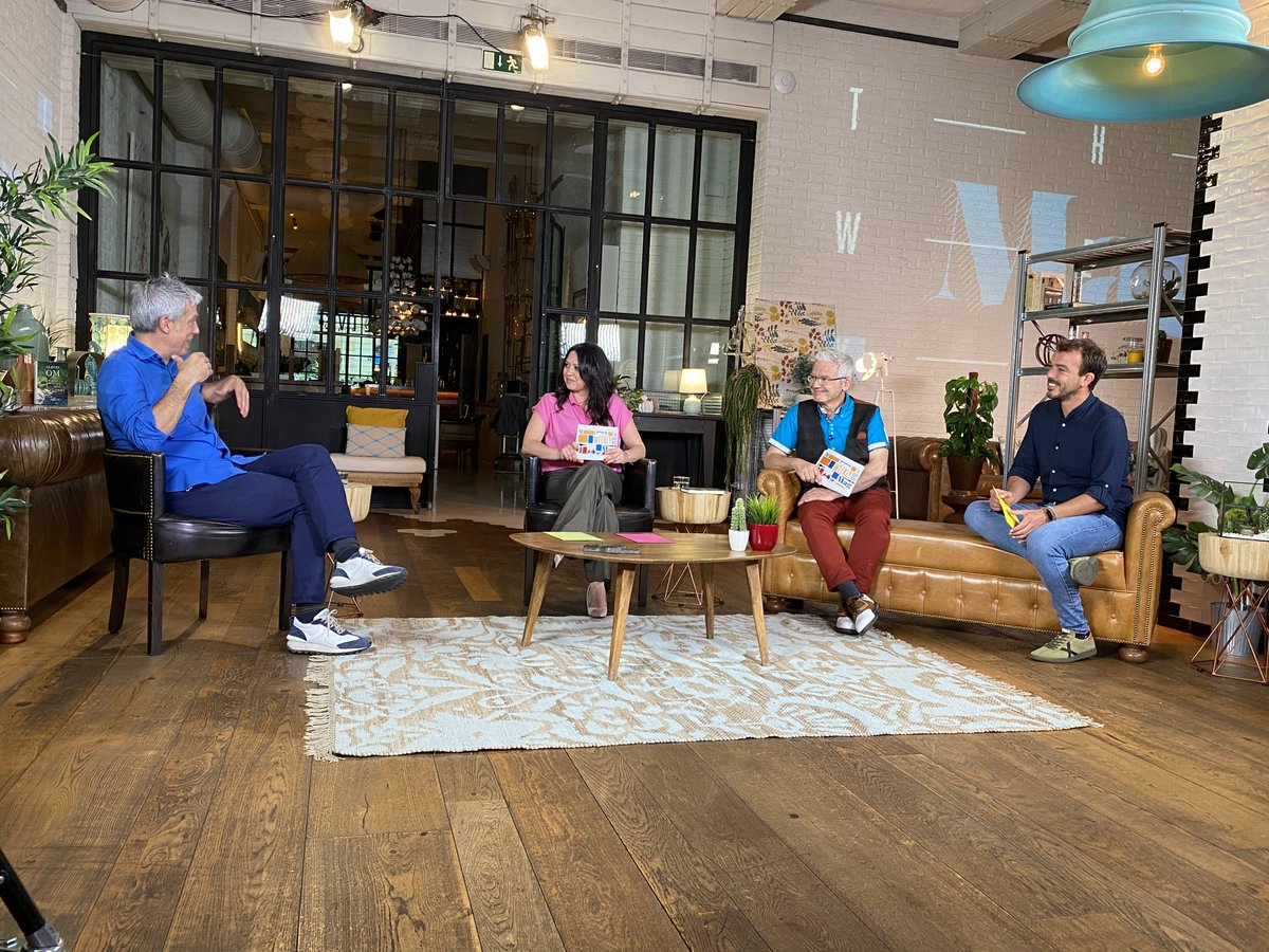 Don't miss today's interview with the journalist Albert Om!

With <a href="/ToporMarcela/">Marcela Topor</a> <a href="/mariusserra/">Màrius Serra</a>  &amp; <a href="/david_de_dios/">David de Dios</a> 

Saturday 4pm
Local Catalan TVs <a href="/laxarxa/">La Xarxa</a>