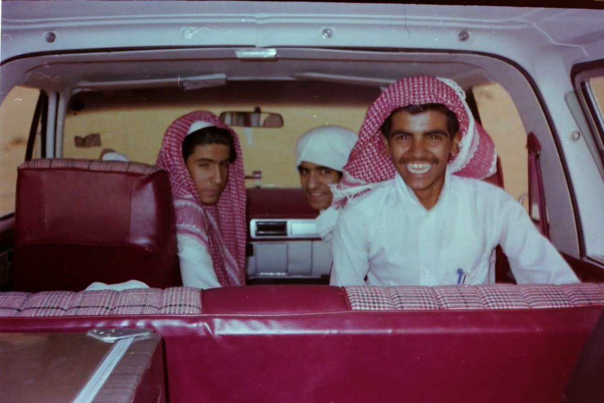 لو سألتني عن سبب سعة ضحكتي في هالصورة، لقلت لك خلوي من المسؤولية.
ولو سألتني عن أمنيتي وقتها، لقلت لك سيارة وبندق وصيد.
مع أننا وقتها غالب وقتنا في البر، والسيارة جمسي بليزر أظنه موديل 78 - 79.