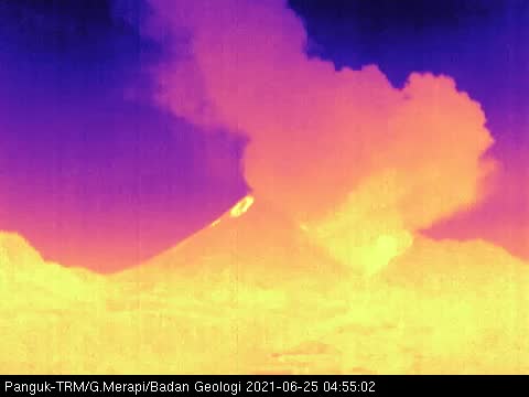 Terjadi 3 kali awanpanas guguran di #Merapi tanggal 25 Juni 2021 pukul 04.43 WIB tercatat di seismogram dengan amplitudo 75 mm dan durasi 61, 132, dan 245 detik. Jarak luncur maks 3 km ke arah tenggara. Teramati kolom asap setinggi ±1000 m di atas puncak. 

#MerapiSiaga