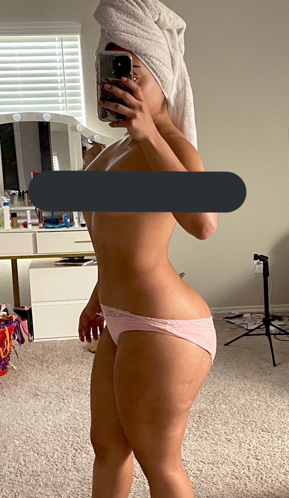 OFpompuda's tweet photo. I need to give up on size medium already 🙃 https://t.co/YeJ8UHG0m3