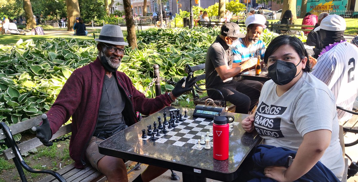kaissapy's tweet photo. 19 meses después pude jugar una partida blitz presencial y en el Washington Square Park donde te cobran 5 dólares por partida. Si ganas no pagas. Un experiencia inolvidable. https://t.co/yUD5hdJYZh