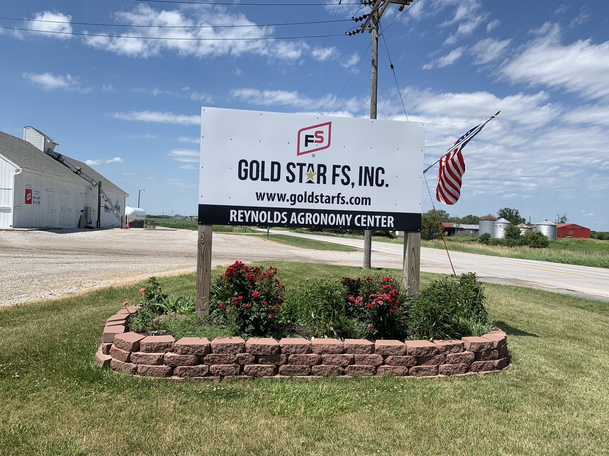 susieheavner's tweet photo. Yesterday @DanOleson2 and I walked plots & talked about NEW @NKSeeds products like NK0748-5122 w/ some @GoldStarFS1 salesmen - thanks @MattWar32958239 @alexowens2121 and @BradSunken for your time and support! 🙌🏻 🌱🌽 #growNK21 #SystemSupported @NKEasternCB @GMK_Agronomy https://t.co/lYCKwMaCH8