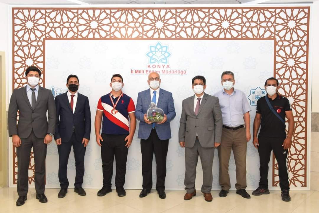 U15 ve Yıldızlar Halter Şampiyonasında +102 kg da şampiyon olan 15 Temmuz Şehitleri AİHL öğrencimiz Arif Topaloğlu, Altınekin İlçe Milli Eğitim Müdürümüz Sayın Mahmut Zengin, Şube Müdürü Metin Özdemir ve okul idarecileri ile birlikte