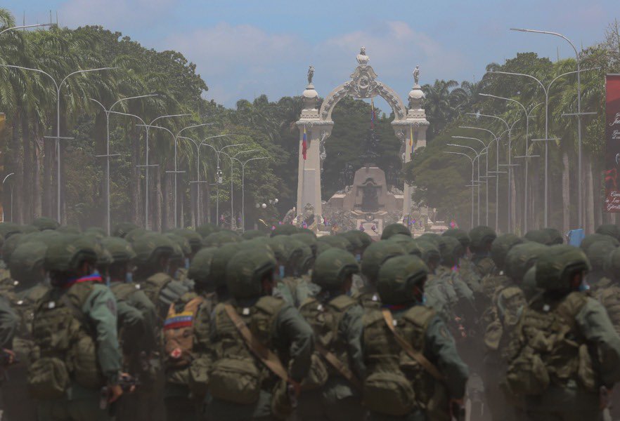 VillegasPoljak's tweet photo. Con imponente desfile cívico militar #Venezuela conmemora 200 años de Batalla de Carabobo y Día del Ejército Bolivariano, cuy@s soldad@s, equipamiento, doctrina, capacidades y composición social se mezclan con la participación del pueblo en la construcción del sueño de Bolívar. https://t.co/WSCu4fMFBv