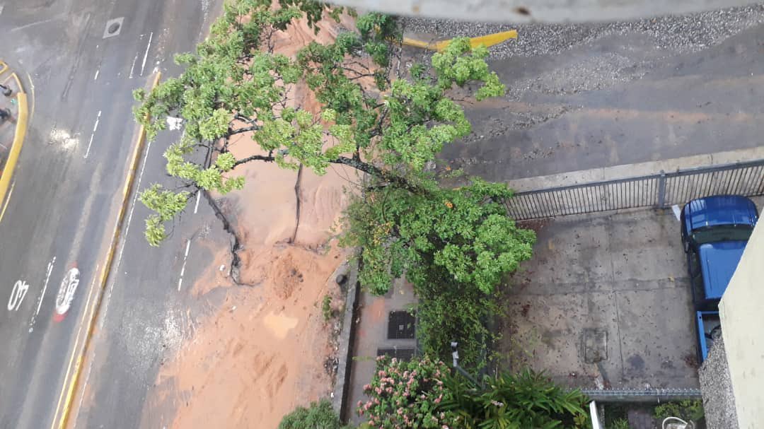 RedOrgBaruta's tweet photo. #elcafetal #santasofia vecinos denuncian que la fuerte lluvia arrastra parte del granzon y tierra de los trabajos que realiza @HidroCapital2 ,usuarios quitaron las barreras que cerraban la circulación en el blvrd #alerta @AlcaldiaBaruta @PoliBaruta tomen medidas https://t.co/70JBPw7B08