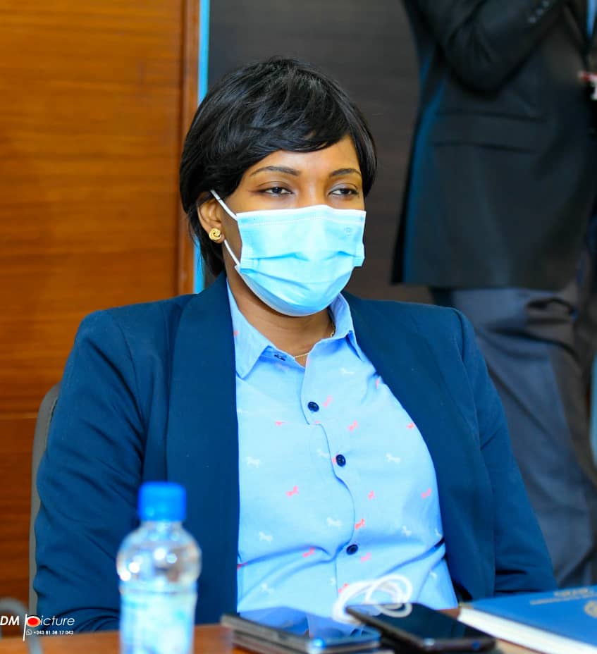 GeneralAff's tweet photo. Pendant les échanges au Ministère des Finances, Mme Laetitia BENA KABAMBA, Commissaire Générale en charge de l'environnement au côté de SEM @NgobilaM. Ce jeudi 24, signature de l'acte d'engagement au bénéfice de la Ville de Kinshasa. https://t.co/nQAraHgkqm