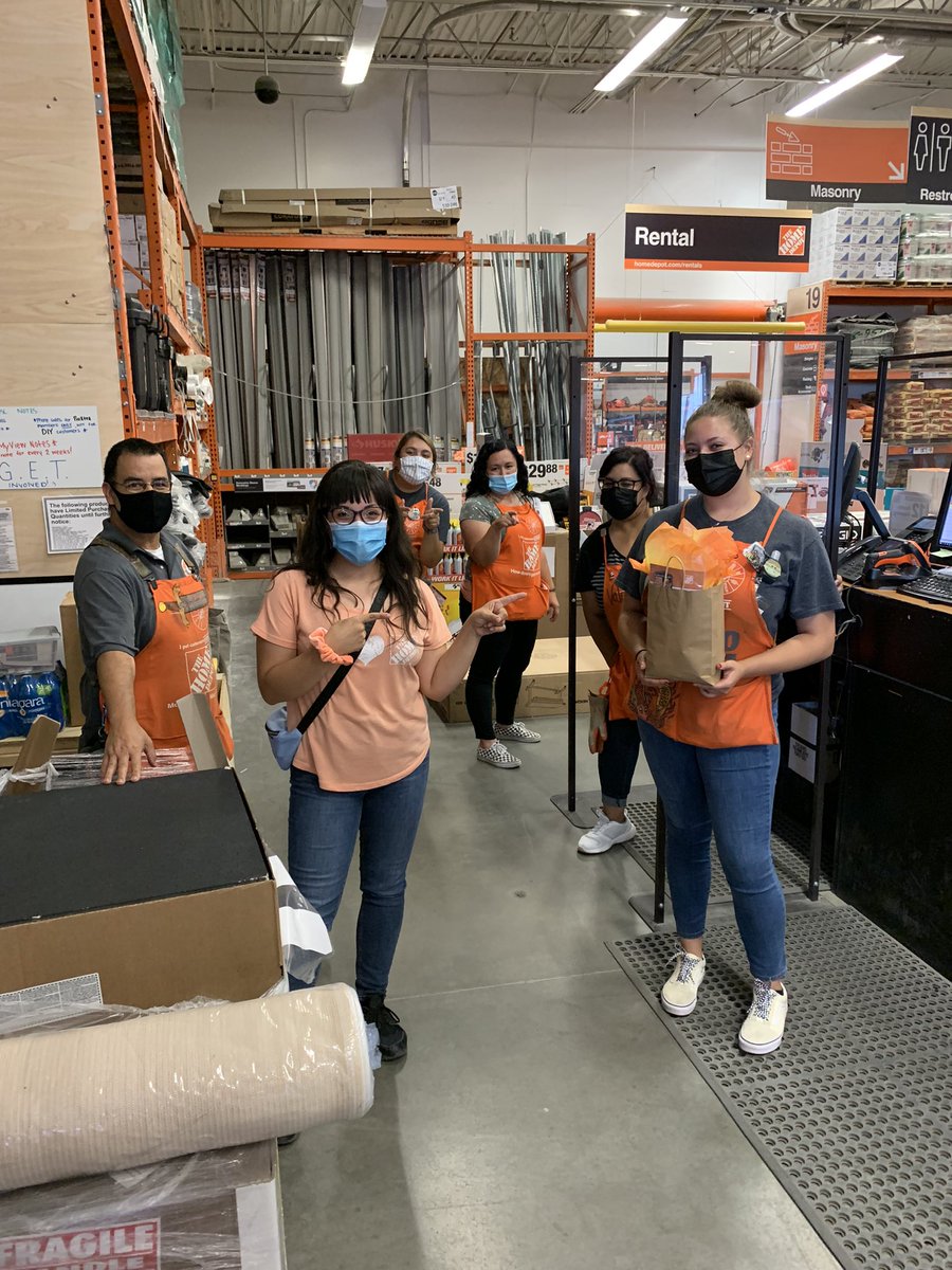 Brought a whole gang with me to honor our PRO CHAMPION PA <a href="/VivianNextDoor/">Vivian  De Leon</a> 🤓🧡 she helps keep my head on straight &amp; I’m both thrilled &amp; honored to work side by side with her. <a href="/2921073c19df4b9/">Rene Marquez</a> @theorangePAR <a href="/raulmor78730856/">raul morales</a> @OscarM_8523 <a href="/InFocus8523/">8523 InFocus</a> @8523Voa @Fuerstenberg15