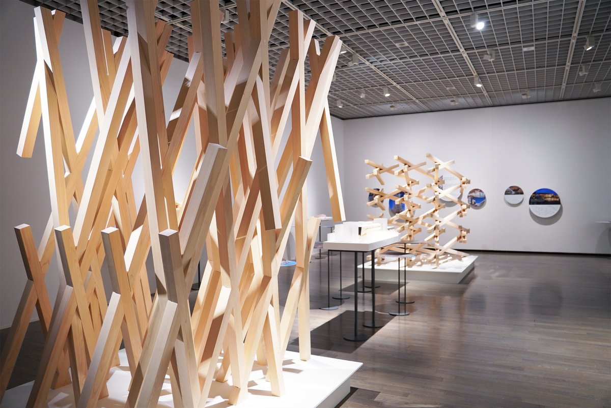 MOMAT_museum's tweet photo. 建築家・隈研吾さんはどのようにして居心地の良い公共空間を作ってきたのでしょうか。
孔、粒子、斜め、やわらかい、そして時間。現在進行中のプロジェクトも含め、これまで隈さんが手掛けた建築を5つの分類で読み解く展覧会が東京国立近代美術館で開催中。9月26日まで。

https://t.co/0PYLBzHLDN https://t.co/uNfEzRqhnz