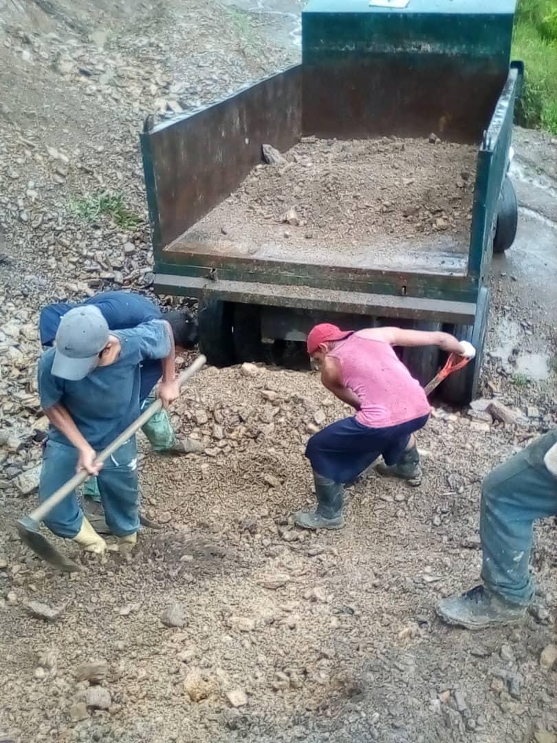 Orangelpsuv_'s tweet photo. #Carabobo200AñosDeLibertad Continuamos dando respuestas a las solicitudes de las comunidades que requieren reparación de vías agrícolas con el trabajo de patroleo en la comunidad de Santa Inés, Parroquia Teresen. @NicolasMaduro @dcabellor @delcyrodriguezv @jdavidcabello https://t.co/sCKPKaZzOz