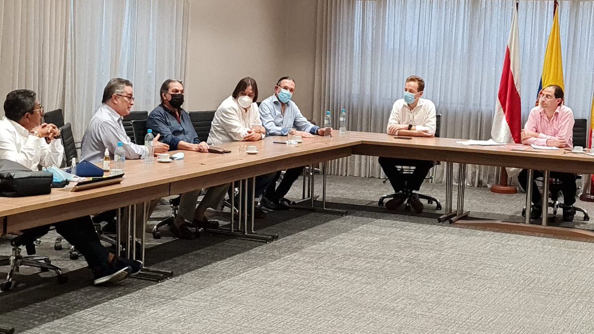 HernandoGuida_'s tweet photo. Hoy estuve en reunión con el Min. de Hacienda, @jrestrp y varios Congresistas de la Región Caribe, en el marco de una serie de conversatorios que se realizan en el país, con el fin de socializar y proponer iniciativas para el Proyecto de Inversión Social del Gobierno Nacional. https://t.co/6yVV2XR9YP