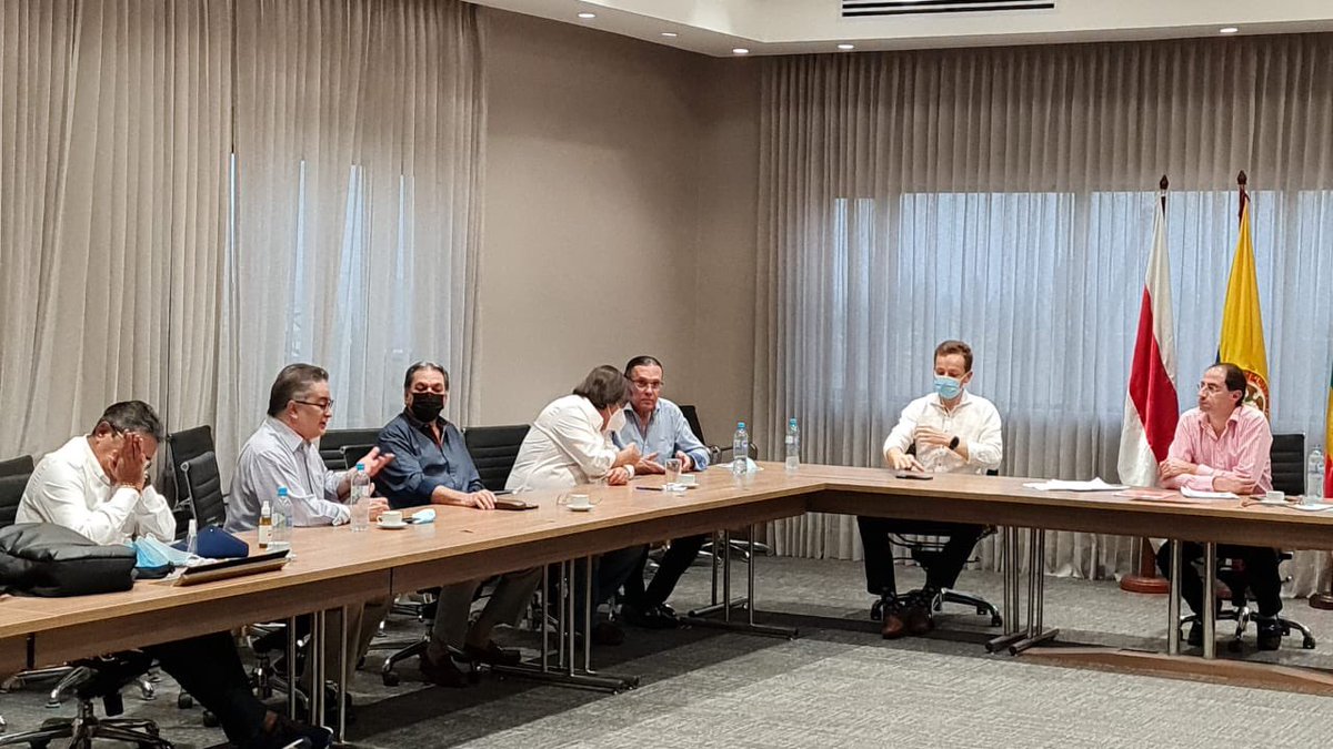 HernandoGuida_'s tweet photo. Hoy estuve en reunión con el Min. de Hacienda, @jrestrp y varios Congresistas de la Región Caribe, en el marco de una serie de conversatorios que se realizan en el país, con el fin de socializar y proponer iniciativas para el Proyecto de Inversión Social del Gobierno Nacional. https://t.co/6yVV2XR9YP