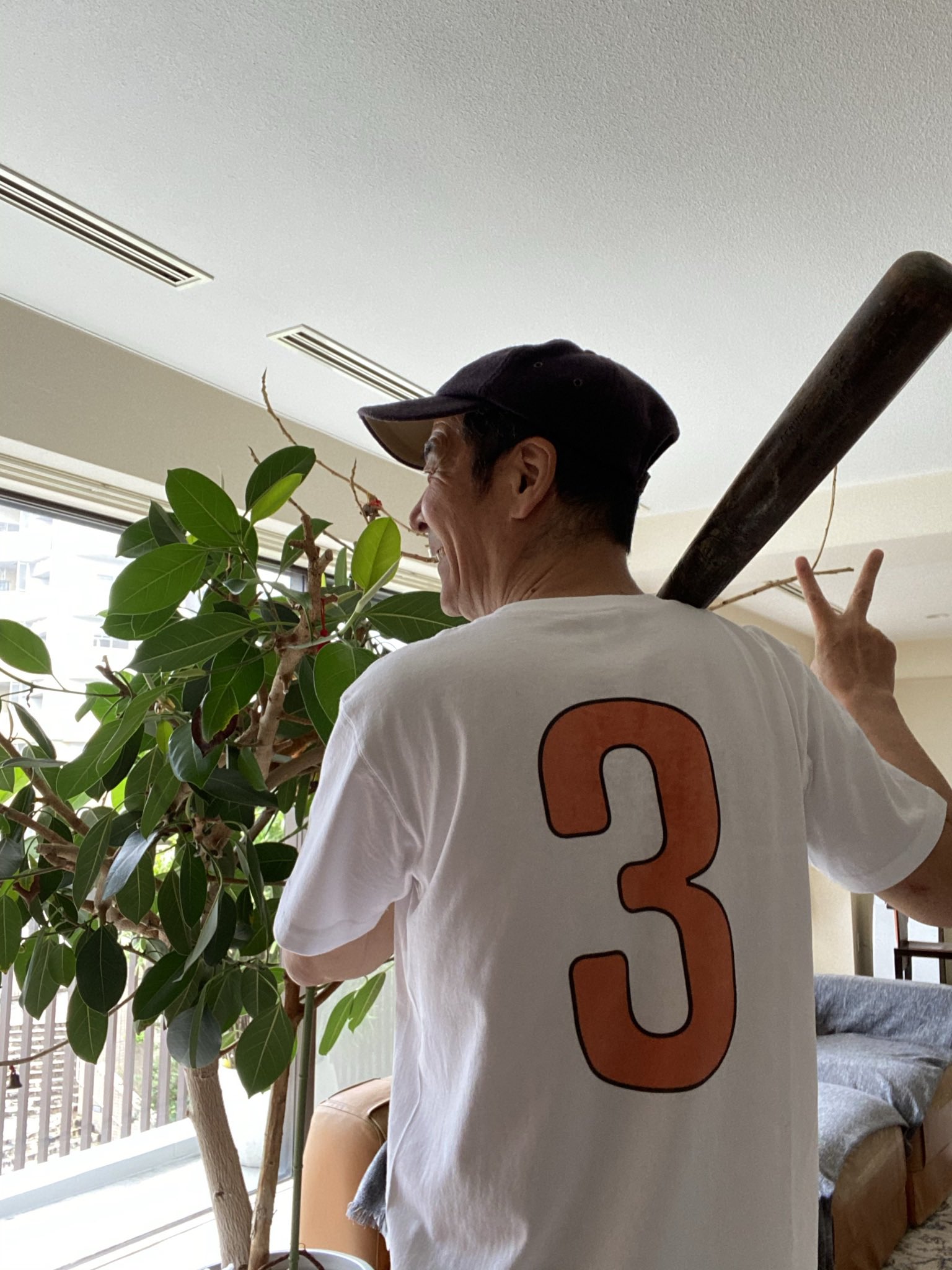 井上順 グッモー 今日は昭和天皇様 皇后様が62年前初めて野球場で 観戦された 天覧試合 の日 球場の熱気 ドラマチックなエンディング 私が敬愛する ３ 長嶋茂雄さんのサヨナラホームランで幕 これを機に野球熱も盛り上がった う ん