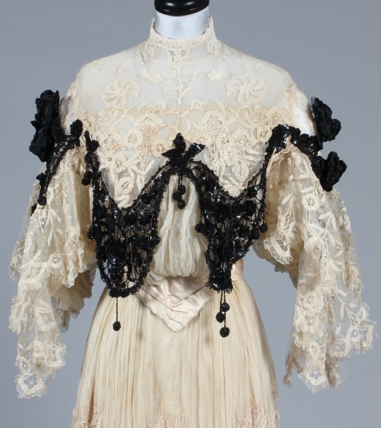 Evening dress, 1905. Kerry Taylor Auctions.