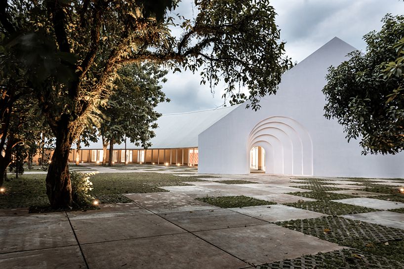 designboom's tweet photo. local architecture bureau's bogor creative hub stands as a sweeping, gestural curve. https://t.co/c6DOVqZ0OS https://t.co/tBdxGeSjXY