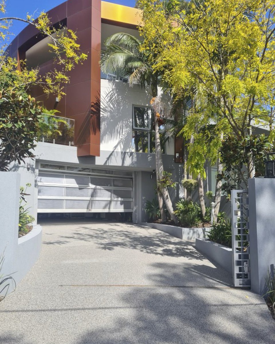 StoneSetPaving's tweet photo. This architecturally designed home is a perfect example of our silver 'Sterling' paving being perfect for modern new builds.

#dreamhome #driveway #drivewaybuilt #drivewaygoals #drivewaydesign #decorativedriveways #decorativeconcrete #ColouredConcrete #drivewaypaving https://t.co/tBkl3RHpO9