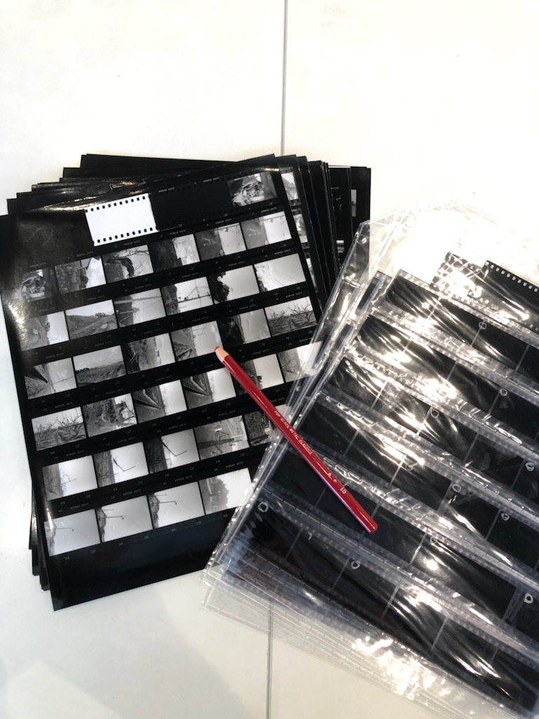 The Base Point ベタ焼き ただし この作業の際に一つ重要な点があります それは フィルムと印画紙が密着している ことです 印画紙にフィルムを置いただけだと フィルムのカールなどによって 浮いている部分ができたりします その部分は隙間が