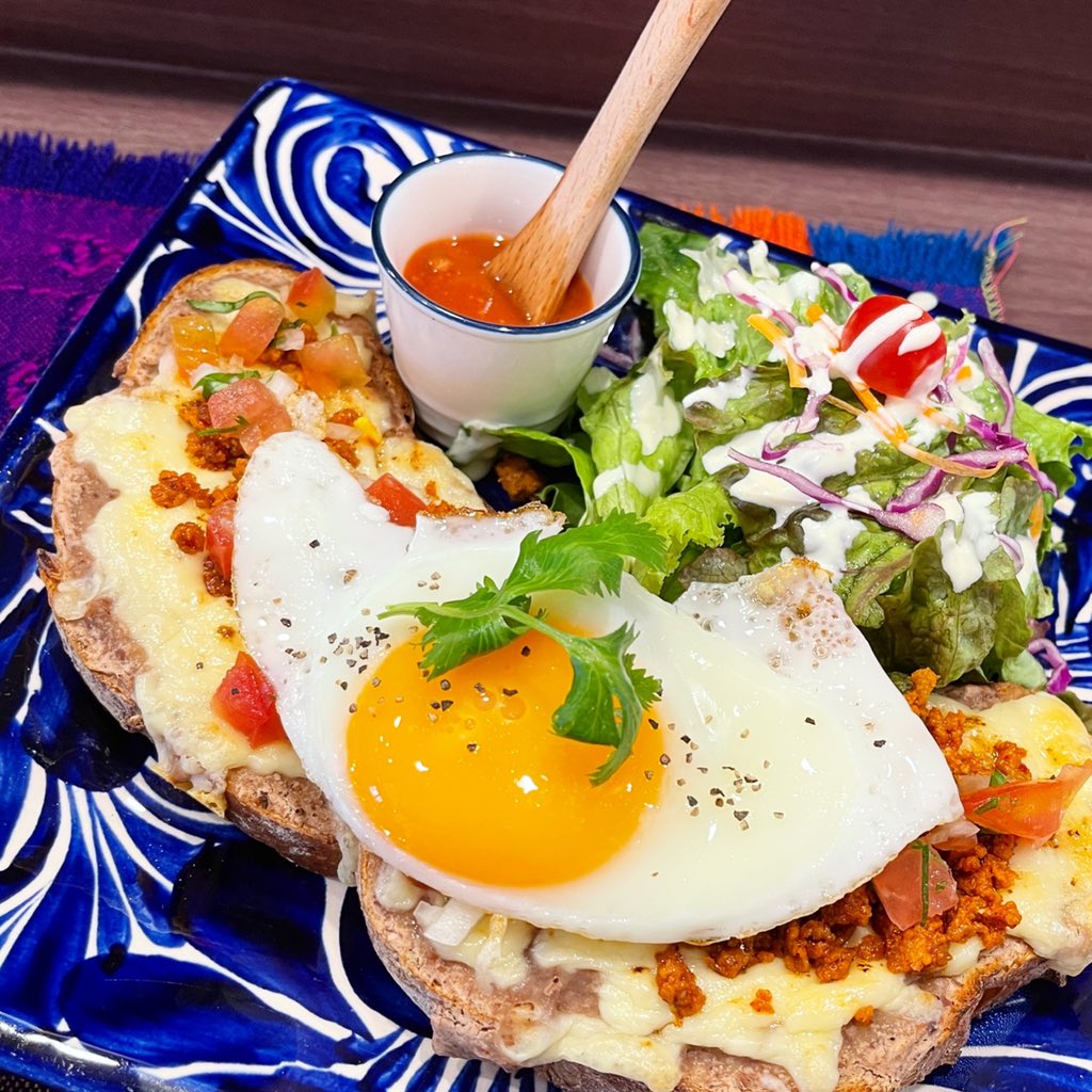 TaquitoJapan's tweet photo. Molletes con chorizo y huevo estrellado

モジェテス

パンにフリホーレスを塗り、チーズをとろ〜りオーブンで焼きました。

仕上げに自家製メキシカンチョリソと目玉焼き

こちらの1品も是非試してみて下さい

#taquitojapan 
#nosvemosenuntaquito 
@TaquitoJapan https://t.co/jzePydyVXG
