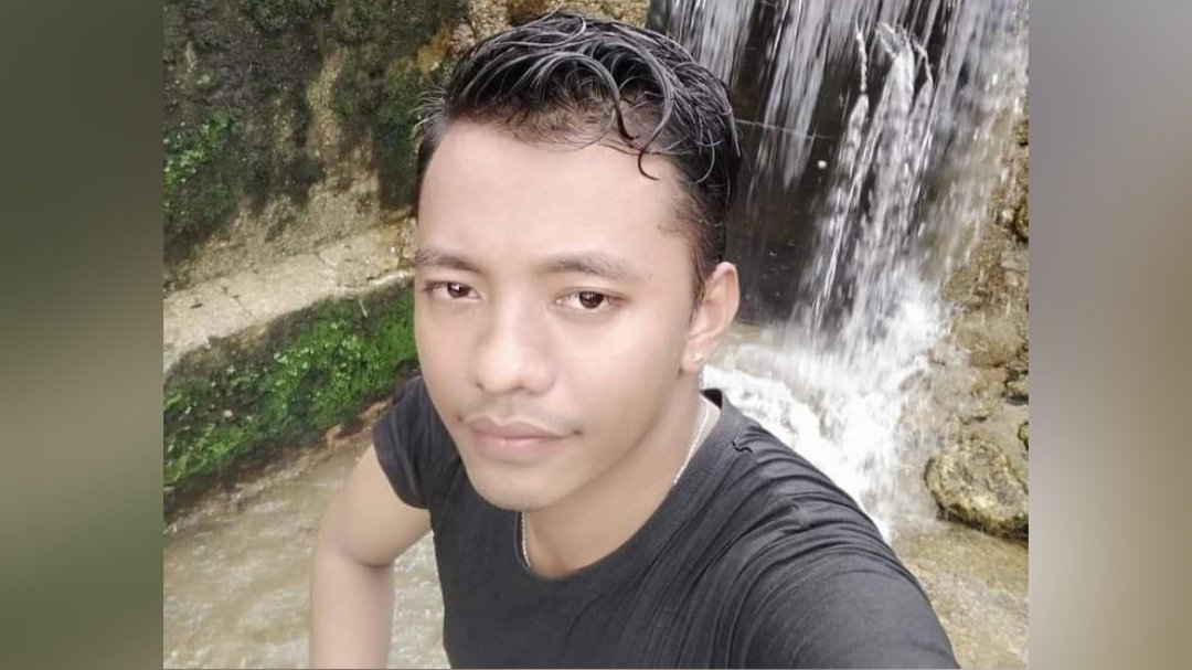 MilkTeaMM_MTAM's tweet photo. Early in the morning of June 25, Junta terrorists forcibly abducted a young man in the picture selling fruit in front of Padon Mar Juice Shop near the Ohn Taw intersection in #Dawei and confiscated his phone. The cause of his abduction is not yet known.
#WhatsHappeningInMyanmar https://t.co/OC0W5M9bDV