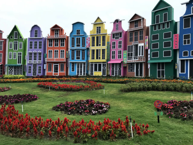 EastJavaTourism's tweet image. #FloraWisataSanTerra offers a stretch of flower gardens that are so beautiful. Visitors can see various types of flowers that grow in it #Malang #TravelToEastJava
Photo by travelspromo.com