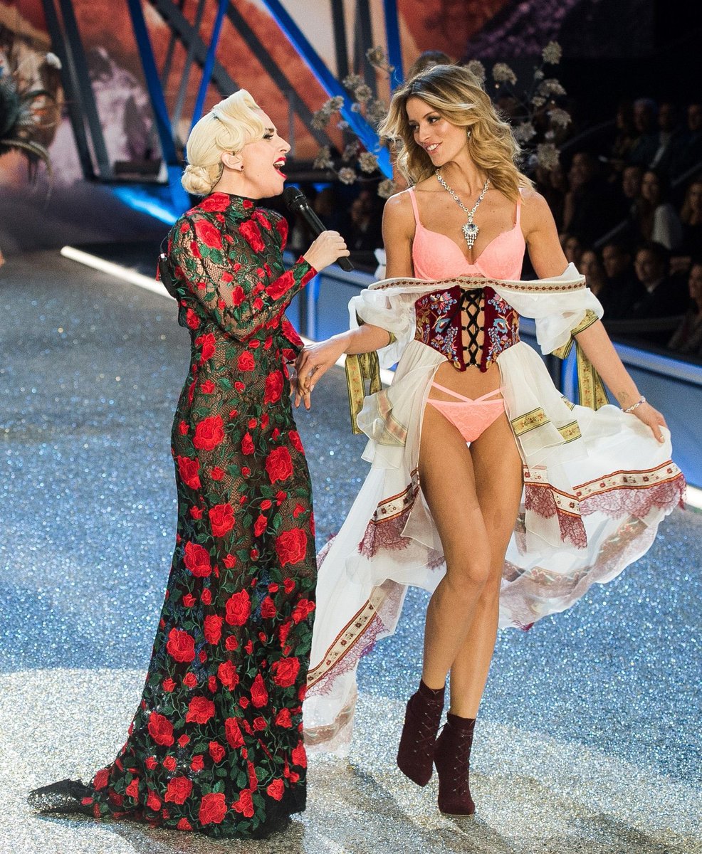 VSPINK_JPN's tweet photo. Model of June 2021 for Flavia Lucini (@Lucciniflavia ) #25
#vsfashionshow #vsfs
#vsfs2015 @theweeknd
#vsfs2016 @ladygaga https://t.co/aB33PA5UMM