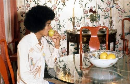Barkha29aug's tweet photo. #12yearswithoutmichaeljackson

Just Michael eating.. washing dishes 💧💧

These pictures are cute 💙💙 https://t.co/W3h8pRoUkP