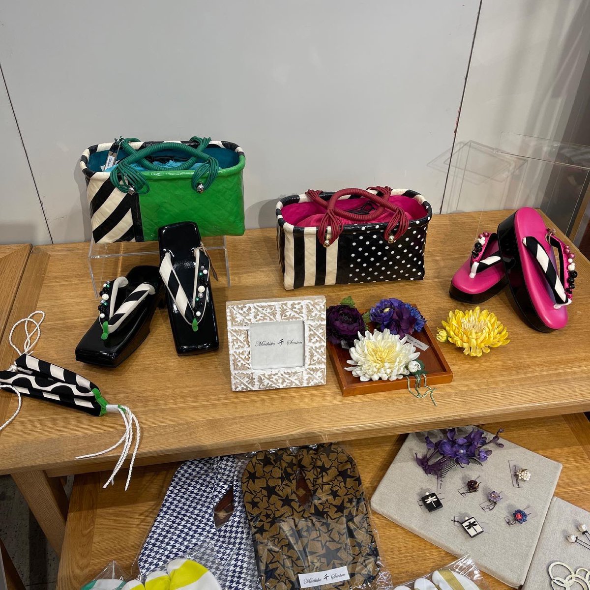 rumirockstore's tweet photo. 一緒にご出店中の マチコセントウさん⭐︎
本日のゆかたコーデ、ポップな一閑張にギラギラの下駄😍❣️
ギラヘコもぴったりです、ありがとうございます🥰🌈
昨日ご試着頂いたRumi Rockゆかたも、とっても素敵でした💖
#日本橋高島屋
#ゆかたラボ
#マチコセントウ
#machikosentou
#デコ下駄 https://t.co/umA2LufNSx