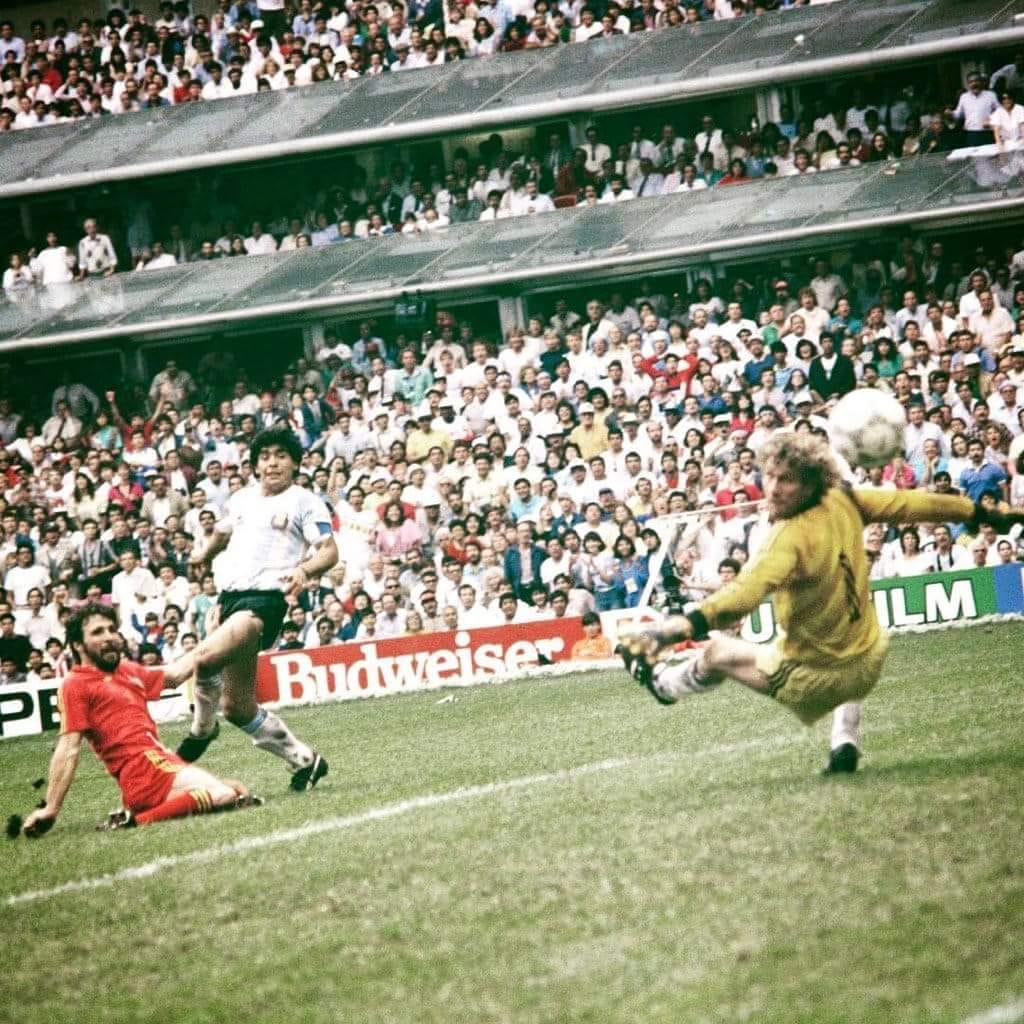 IneditoMaradona's tweet photo. ATENCION: Hoy se cumplen 35 años de que Diego destrozo a Belgica en la semifinal de Mexico 86 y si HABRA IMAGENES INEDITAS. Esten atentos. https://t.co/vQktjVUKJZ