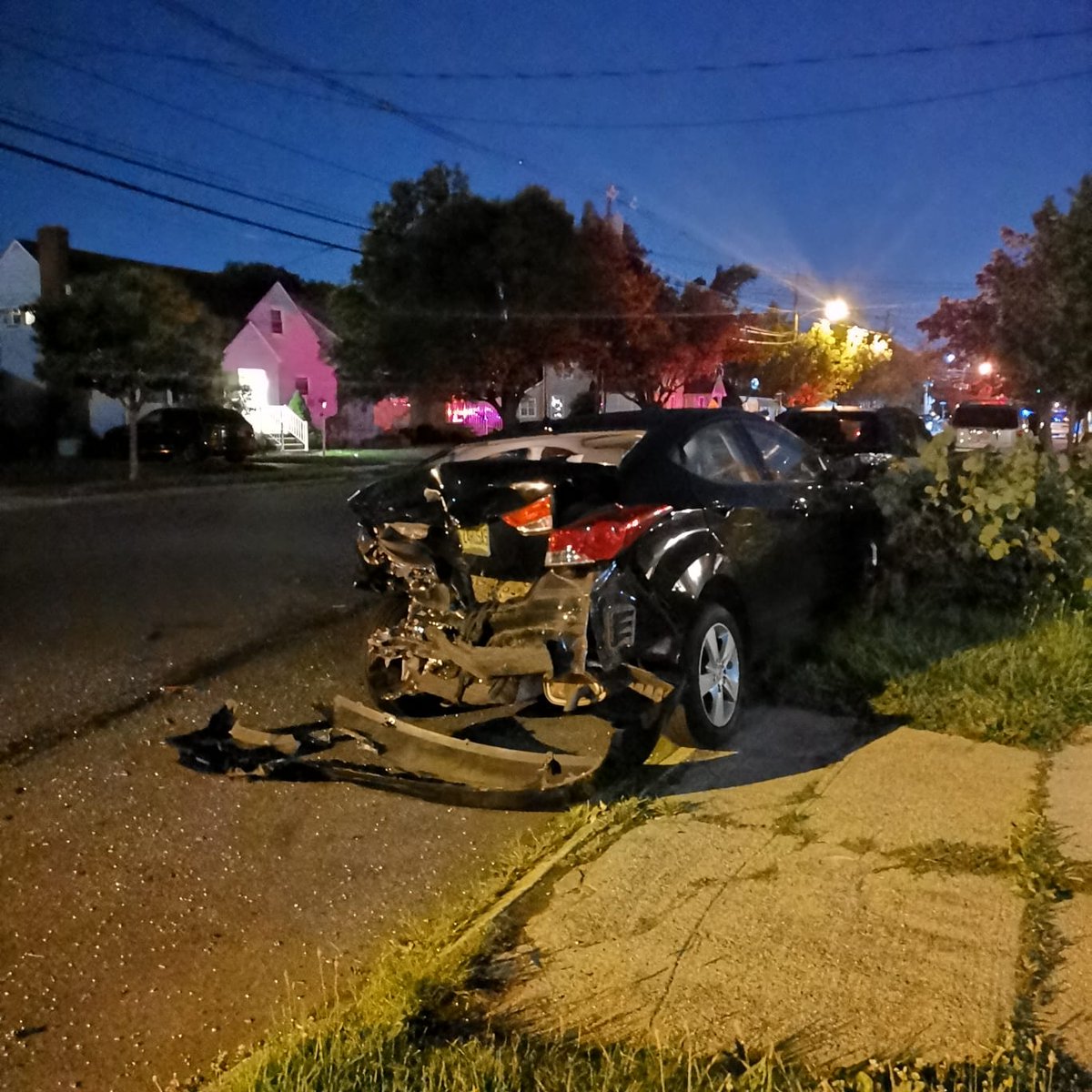 PuzzlezOG's tweet photo. Thankful my family & I were not in the car when this happened 🙏🏾 Apparently the driver said he was TEXTING 🥴😒 Smfh #STOPTEXTINGANDDRIVING 🛑 https://t.co/2PJPDl7u8v
