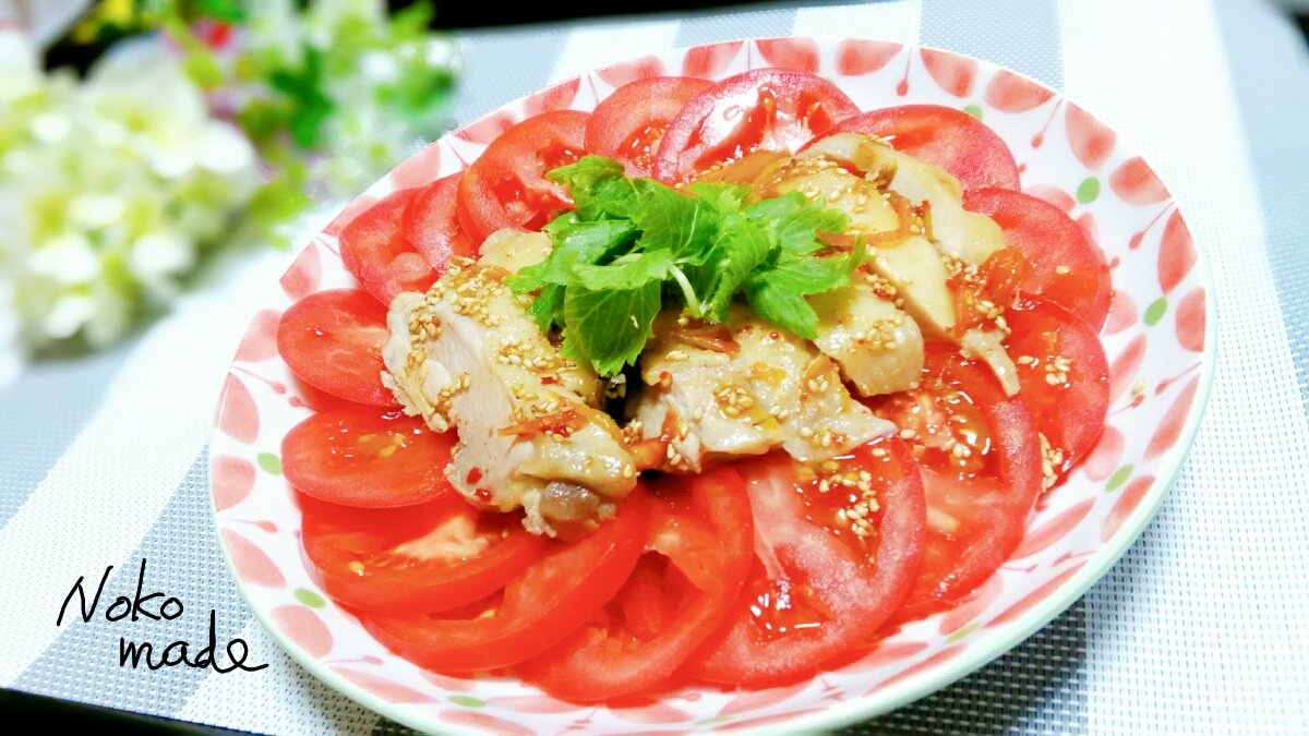 【Steamed chicken 蒸し鶏】

It can be chilled and eaten, making it suitable for hot days🌞🌞
Eat steamed chicken with sauce.
My sauce is Ponzu, honey, kimchi, kimchi soup, and sesame seeds. 
Above is White Celery. (Recently I like White Celery❤️)